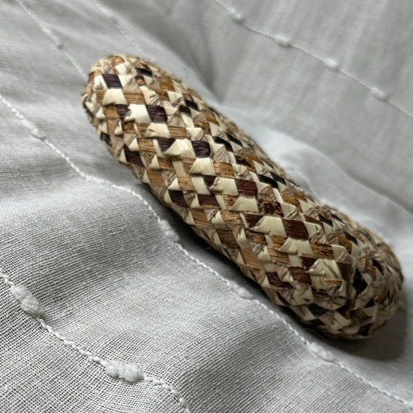 Handcrafted Uganda Made Banana Leaf & Palm Leaf Handwoven Zipper Clutch NWOT - Picture 3 of 10